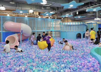 遠百板橋中山店再度與追風奇幻島攜手新北社會局 共同宣導親子友善零暴力理念