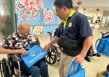 魏嘉彥贈禮慶祝八八節 感恩老榮民為國奉獻一生