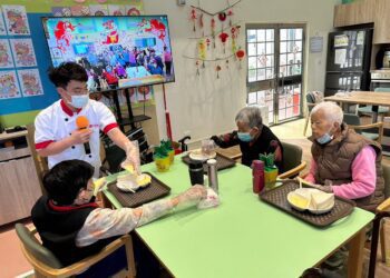 影音／秀和苑日照「新年創意烘焙趣」　年輕師傅教阿公阿嬤做西點