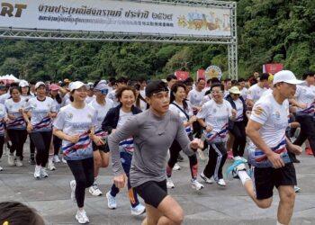 碧潭泰瘋狂！新北泰國潑水節吸 7 千人參與 「泰國阿妹」壓軸開唱引爆熱潮