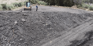 新北三峽山區農地遭棄置瀝青刨除料 環保局移送檢調偵辦營造公司