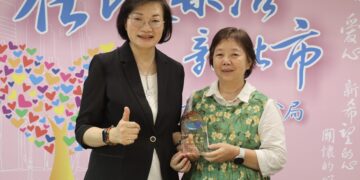 從人工登記到數位掃描 許盈溱堅守新北市社會局公文收發崗位46年將榮退