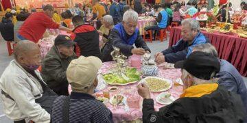 歲末寒冬見真情！新北善悅協會邀 150 位街友圍爐 發紅包、義剪暖心過好年