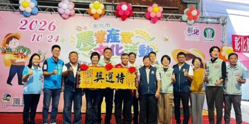 「最強母雞」展現活力 陳素月現身農特產成果展 掏錢包掃貨顧「小雞」