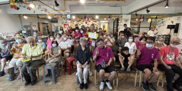 永華復健中心精神病友以非洲鼓 為府前日照中心的長輩演出父親節節目