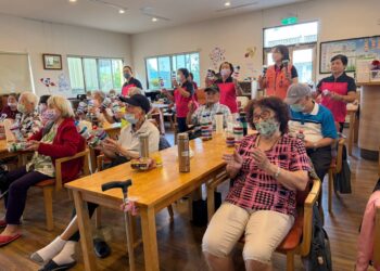 秀和苑日照中心歡慶中秋 手作水晶月餅、音樂同樂會讓長輩度過快樂時光