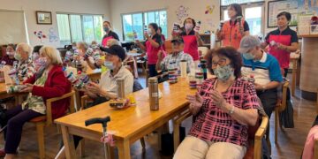 秀和苑日照中心歡慶中秋 手作水晶月餅、音樂同樂會讓長輩度過快樂時光