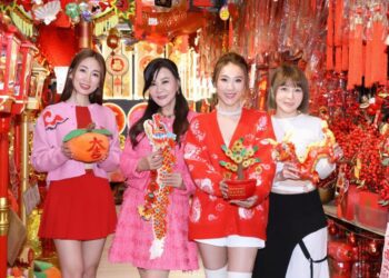 龍千玉領軍師妹謝金晶、向蕙玲、蕭玉芬　仙女團逛春聯大街賀年迎金龍