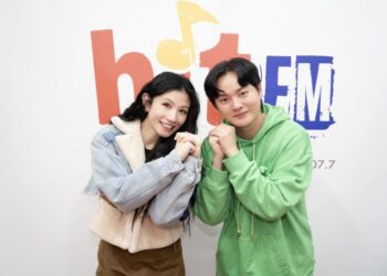 賀歲迎新春 許富凱喜收「大龍頭」紅內褲 李千娜驚吐：在錄音室抱著垃圾桶唱歌