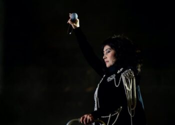 香港搖滾女王何超 首次擔任音樂節召集人 打石膏負傷上陣依舊堅持上台演出