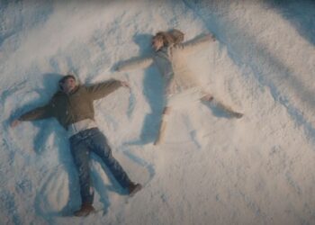 流行天后亞莉安娜出輯致敬偶像金凱瑞電影《王牌冤家》  攜「快銀」伊凡彼得斯消除記憶演技大噴發