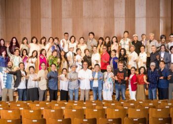 『民歌五十』邀眾民歌手重回中山堂拍團體照，明年台北小巨蛋情人節連唱三天