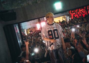 周湯豪信義區夜店快閃謝票　上千粉絲擠爆癱瘓信義區整條街　宛如個人「瘋街」演唱會