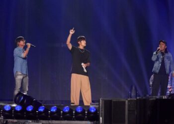 周杰倫首度與天團動力火車同台 直呼比唱自己的歌還感動 「忠孝東路走九遍」 幽默改詞令粉絲莞爾