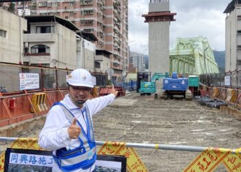 侯友宜視察汐東線工程進度 同興路工區已完成百餘支基樁