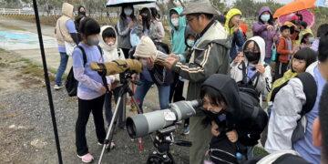 濕地變教室！雲嘉南四校 200 生接力「觀鳥小旅行」