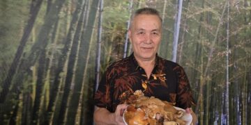 南投竹山美食地圖推薦平價甕缸雞 獨家黃金脆皮與特調雞油沾醬超下飯