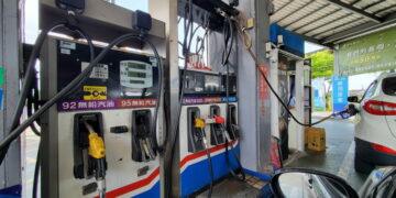 國內油價12/22起汽柴油各降0.4元　98無鉛跌破30元、超級柴油跌破25元