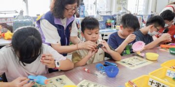 新北市玩具銀行推廣資源循環與永續理念　邀請志工家庭體驗玩具整理