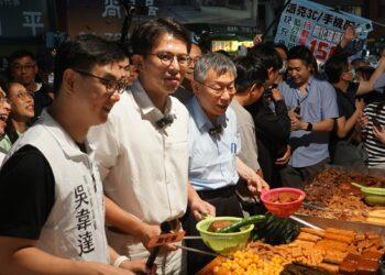 民眾黨前、后任主席合體現身夜市 品嚐彰化美食、爭取更多民眾支持