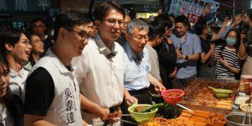 民眾黨前、后任主席合體現身夜市 品嚐彰化美食、爭取更多民眾支持