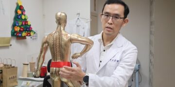 男右側從背痛到腳嚴重時走路都困難 醫師查出原來是小學時腳扭傷