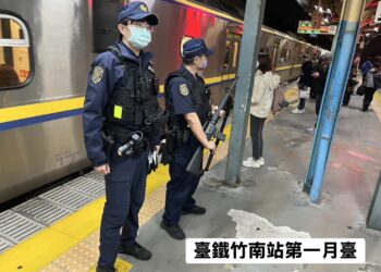 影音/北車、北捷外發生丟擲煙霧彈與隨機傷人事件 鐵警局總動員荷槍實彈巡邏