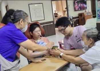 科技牽起天倫情！新北社工助力身障兄弟 與中風母跨機構視訊圓「團圓夢」