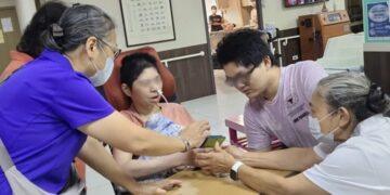 科技牽起天倫情！新北社工助力身障兄弟 與中風母跨機構視訊圓「團圓夢」