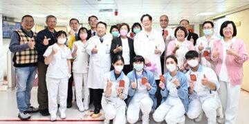 王惠美關懷住院病童 親自發放紅包送上歡樂跳跳馬提燈陪伴過新年