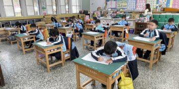 花蓮太平洋燈會「騎」蹟躍上燈飾 學童與民眾共筆畫馬