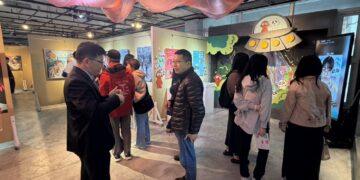 探索藝術的「新生」 宜蘭高中美術班畢展吉祥物「粉泥」與「白波」亮相