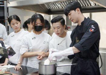 大葉烘焙邀韓國名廚拉糖工藝教學 提升實務能力與創作表現