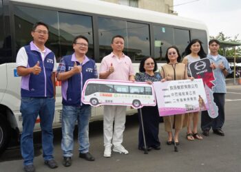 影音/抗通膨送暖 良品餐飲捐中型無障礙巴士