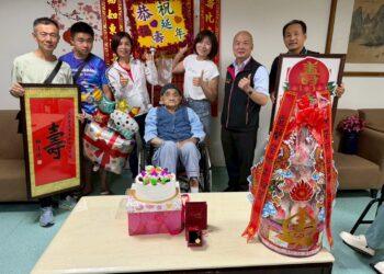 百歲榮民段益勝崇壽　宜榮服處長溫馨祝福