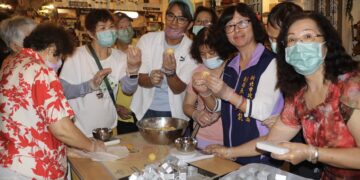 藝人陳子強偕孟慶泰訪板橋小兔子據點　與長輩手作鳳凰酥、關懷視障者學泡咖啡