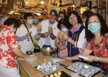 藝人陳子強偕孟慶泰訪板橋小兔子據點　與長輩手作鳳凰酥、關懷視障者學泡咖啡
