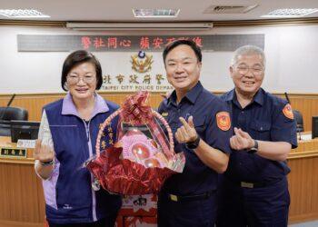 警社同心、蘋安不斷線！新北社會局長李美珍警察節前夕送暖　致贈蘋果卡片感謝波麗士共同守護市民