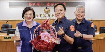 警社同心、蘋安不斷線！新北社會局長李美珍警察節前夕送暖　致贈蘋果卡片感謝波麗士共同守護市民