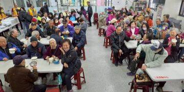 寒冬送暖暖人心　劉月味主席三重共餐行動關懷弱勢