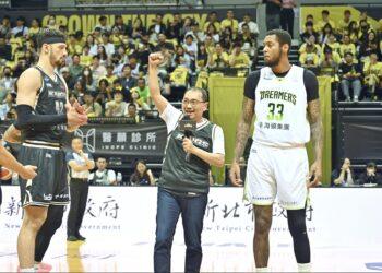 挑戰三連霸！TPBL冠軍賽新莊開打 侯友宜現身開球幫國王隊打氣