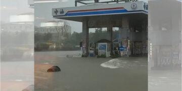 影音/豪雨狂炸南台灣 高、屏多處馬路變汪洋