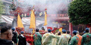 宜蘭八重山西關廟重啟遶境盛典　蘭陽首艘溫府王爺船出巡　百名信眾跟香迎駕