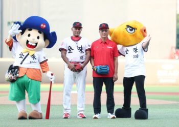 香魚君驚喜現身、乖乖陪球迷找回童年！味全龍復古日親子同樂