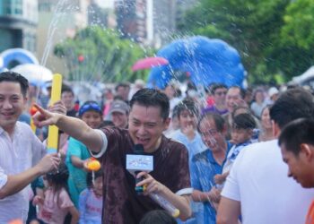 竹北雙市公園水樂園湧3萬人潮 鄭朝方特辦清潔隊員家庭日致敬城市英雄