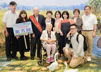 張芳同報社檢字排版工作拉拔7兒女　曾為醫治小兒麻痺女兒千里奔波　獲頒新北市模範父親表揚