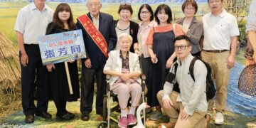張芳同報社檢字排版工作拉拔7兒女　曾為醫治小兒麻痺女兒千里奔波　獲頒新北市模範父親表揚
