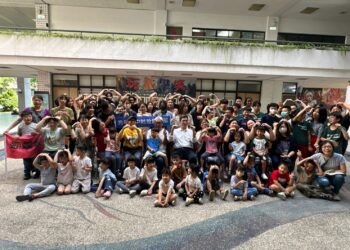 大小手攜手揮灑彩虹–光華高中跨齡跨國界共學「玩畫學笑」畫展溫馨揭幕