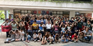 大小手攜手揮灑彩虹–光華高中跨齡跨國界共學「玩畫學笑」畫展溫馨揭幕