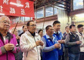 「馬上賺錢」福袋引爆土城人潮！侯友宜現身三元宮發提燈 與市民共度熱鬧元宵